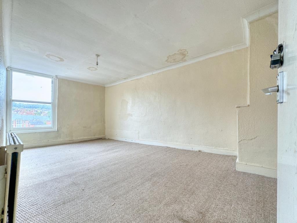 Lot: 55 - THREE-BEDROOM MAISONETTE IN CENTRAL LOCATION - Bedroom two